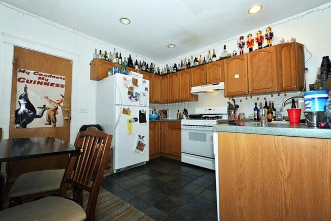 Building Photo - Amazing 4 Bedroom Apartment available 9/1