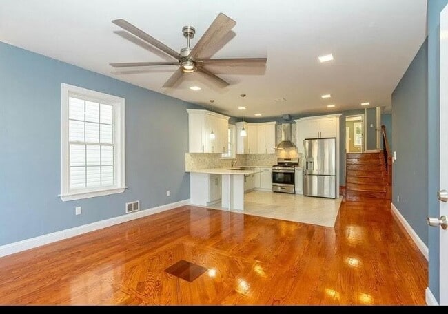 Building Photo - 210-215 5th St