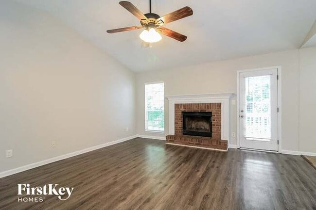 Building Photo - 1417 Oak Knoll Dr NE