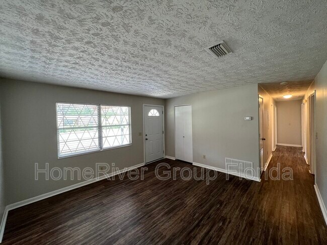 Foto del edificio - 10962 Luana Dr N