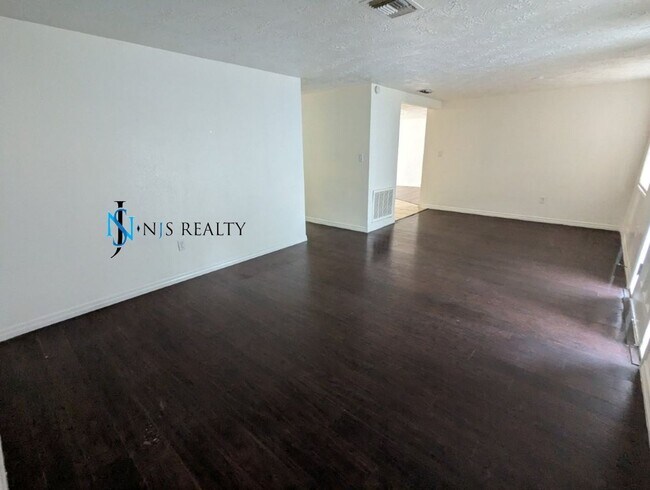 Building Photo - Gorgeous 3/2 1804 Sq. Ft. with new floorin...