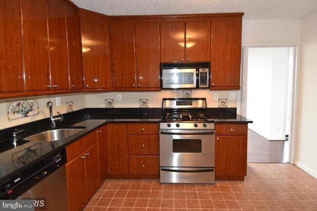 Foto del edificio - 5225 Pooks Hill Rd