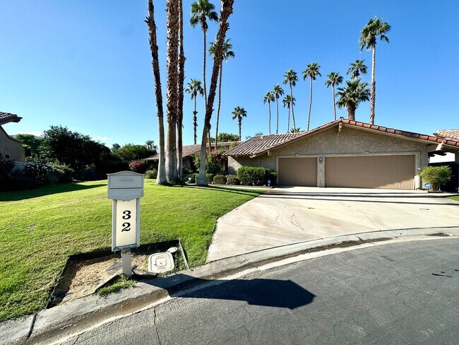 Foto del edificio - AVAILABLE NOW! STUNNING 3 Bed 3 Bath Pool ...