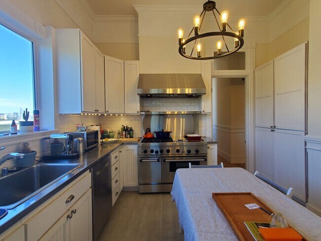 Foto del edificio - Noe Valley Beautifully Updated Top Floor Two Bedroom w. Chef's Kitchen and Laundry
