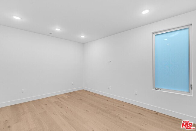 Foto del edificio - 2000 Beachwood Dr