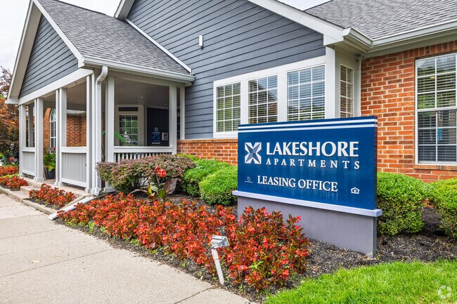 Entrada - Lakeshore Apartments