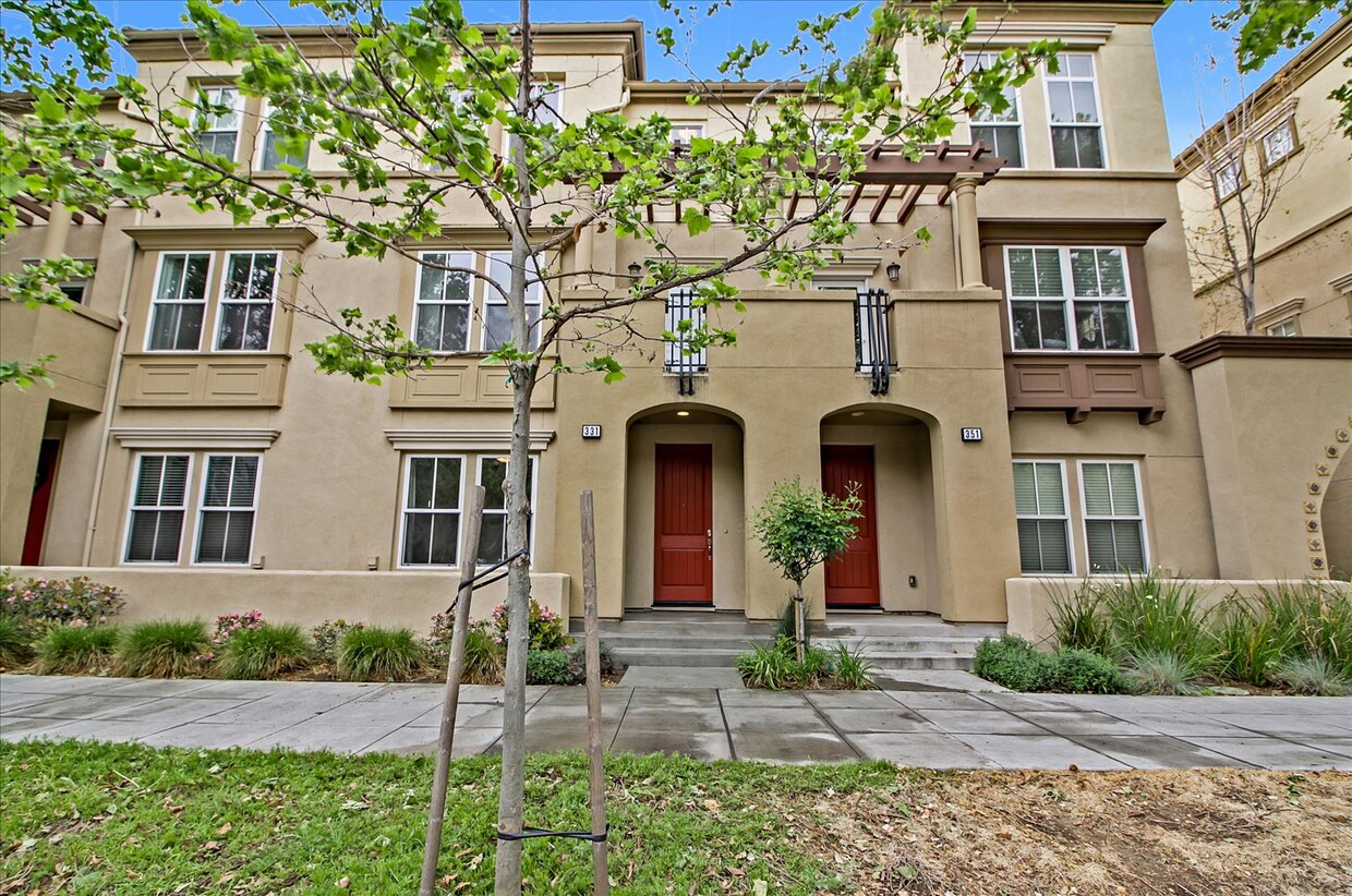 Primary Photo - 331 W Evelyn Ave