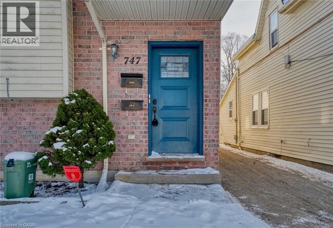 Building Photo - 747 Little Grey St