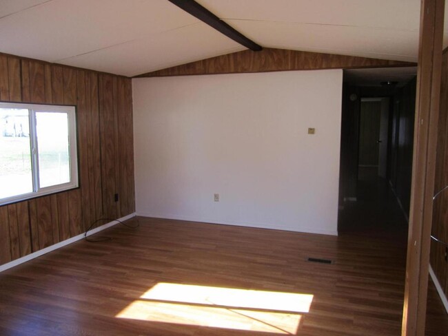 Building Photo - 142 Spencer Rd