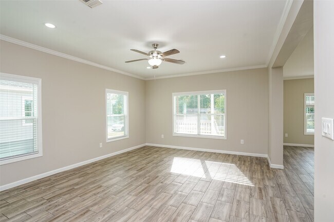 Foto del edificio - 9330 Crestview Dr