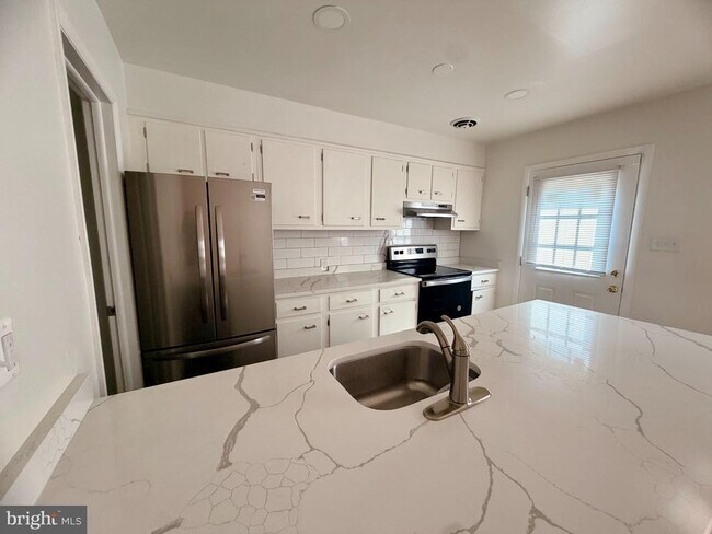 Foto del edificio - 5129 Clacton Ave