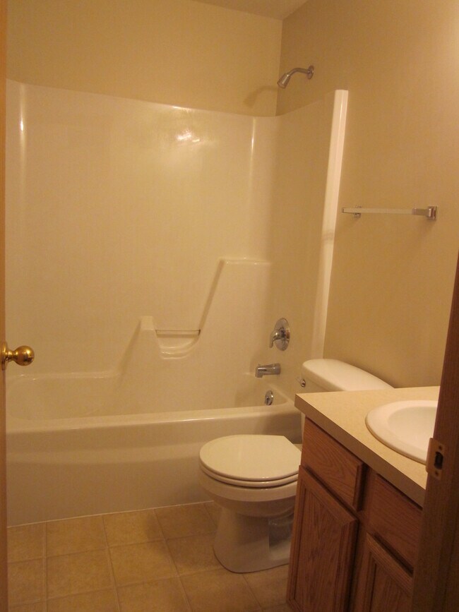 Building Photo - Nice Home Great Location Near Wesleyan Uni...