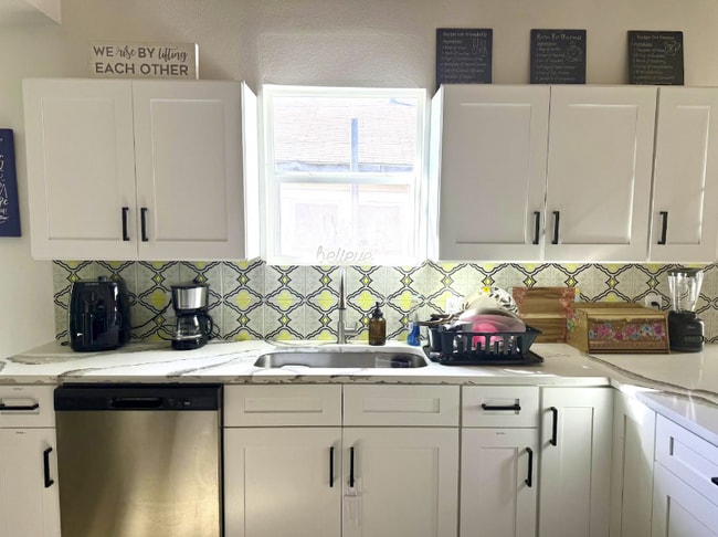 Building Photo - 3224 W Houston St