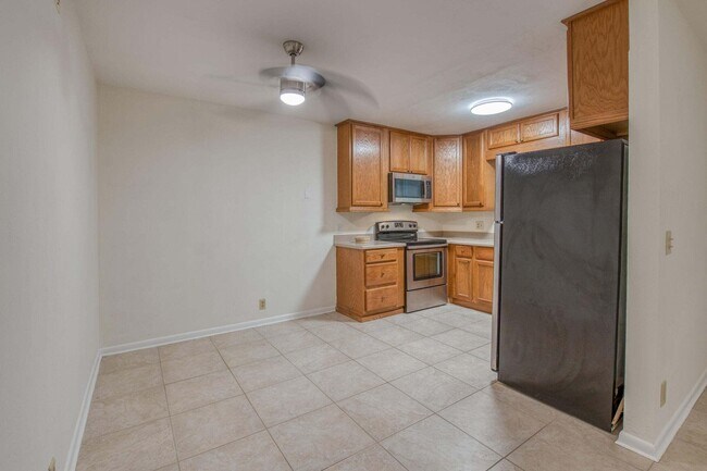 Building Photo - 301 S Lakeside Dr