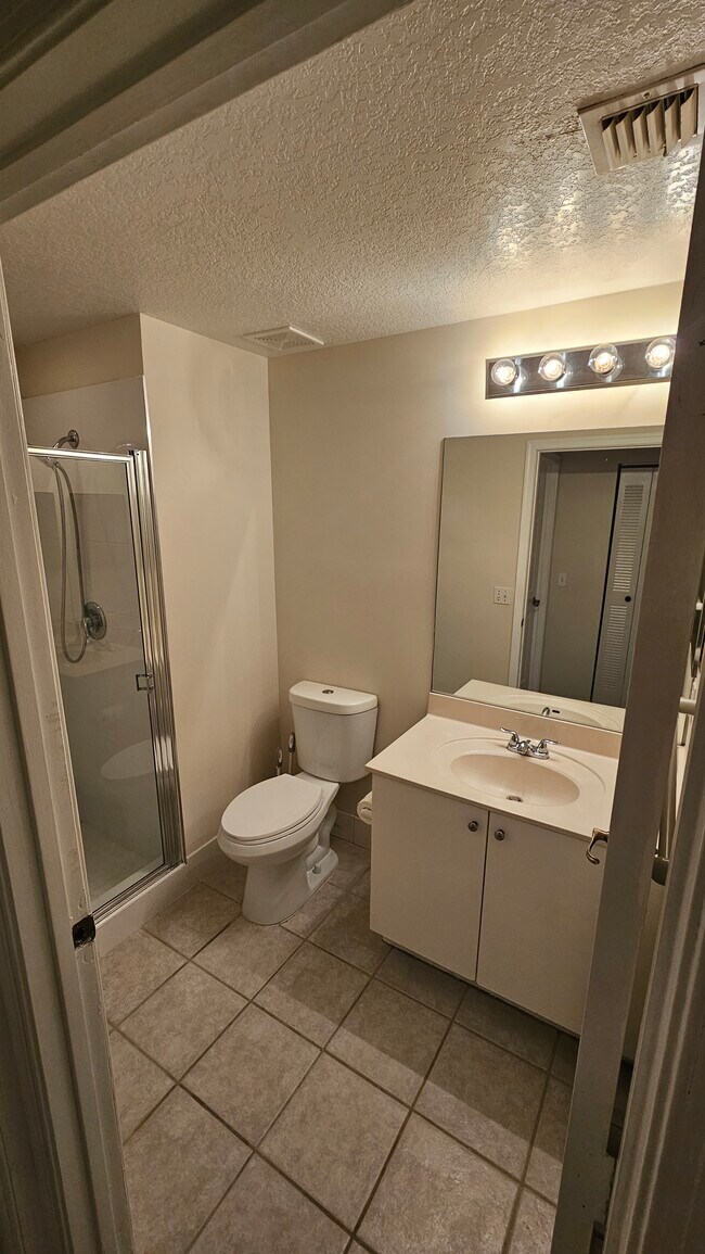 Baño de invitados/baño de la segunda habitación - 1152 University Blvd