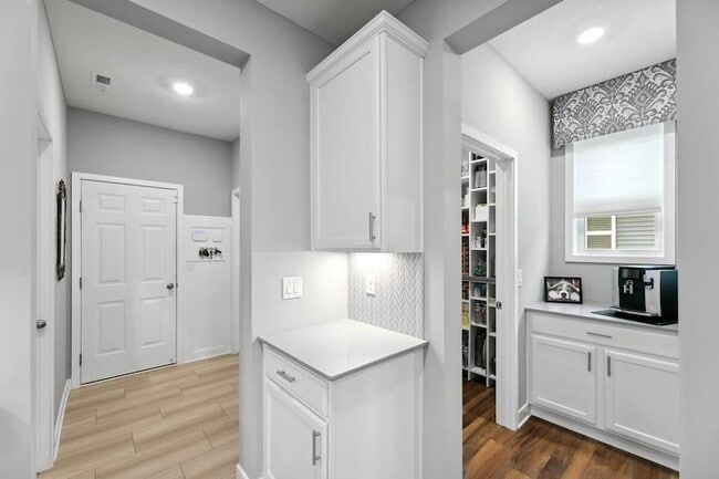 Building Photo - 9337 Bridle Way