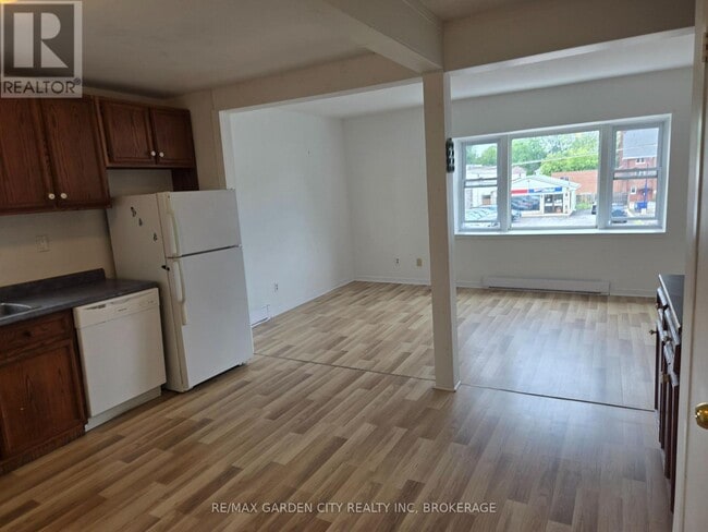 Building Photo - 5126 Victoria Ave