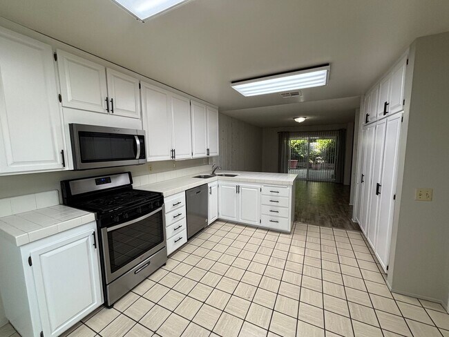 Foto del edificio - For Lease – Spacious 3 Bedroom Townhome in La Mirada