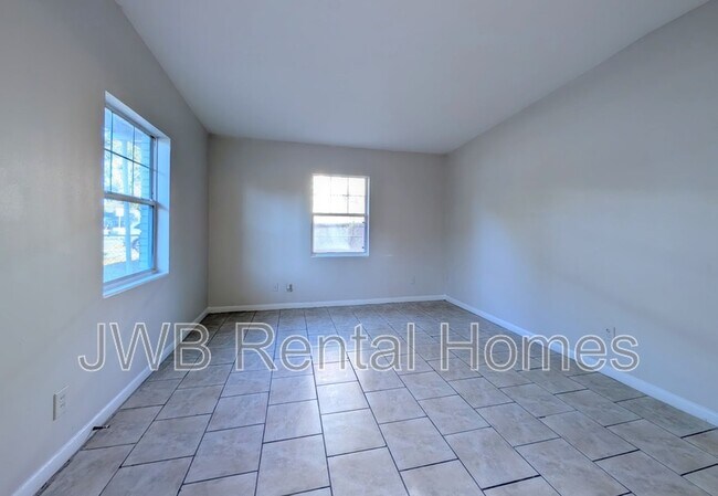 Foto del edificio - 2737 Spring Park Rd