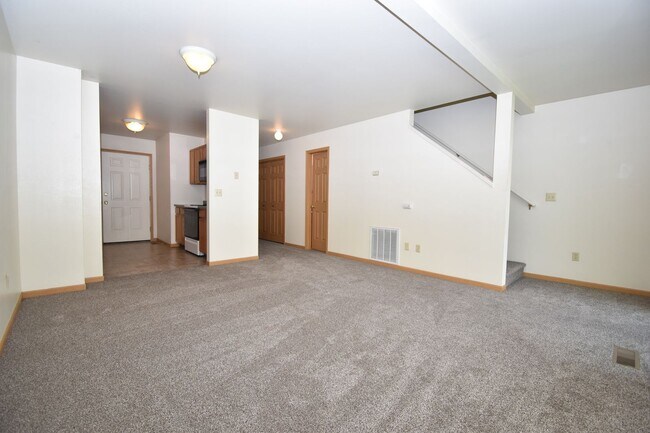 Building Photo - Nice Large 2 Bedroom 1 Bathroom Townhouse ...