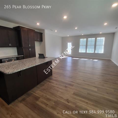 Foto del edificio - 265 Pear Blossom Pkwy