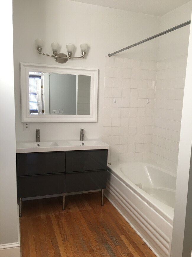 Primary bathroom with Jacuzzi tub - 263 S 5th St
