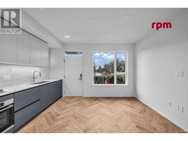 Photo du bâtiment - 775-775 W 49th Ave
