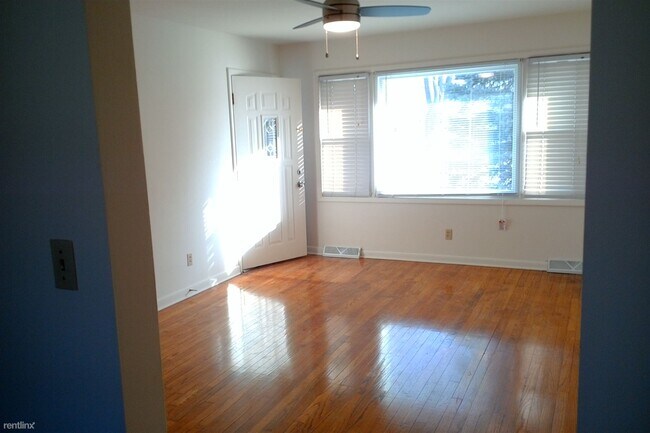 Building Photo - 2 br, 1.5 bath Duplex - 1204 Silver Street