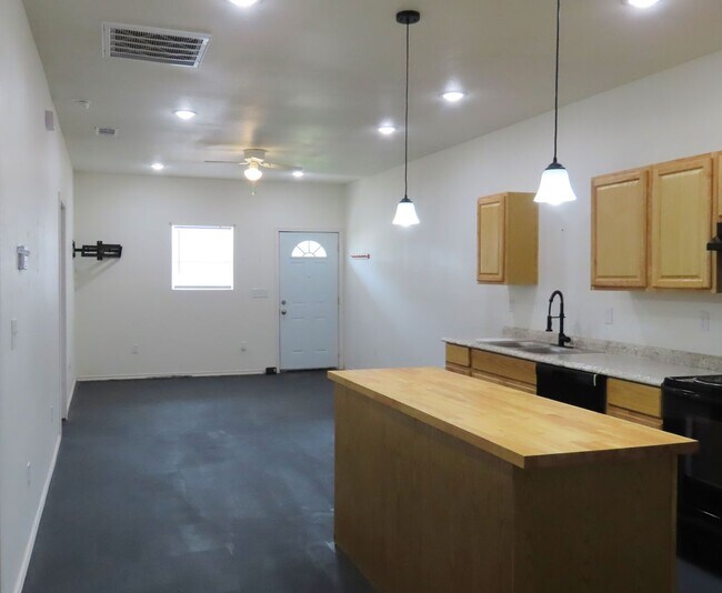 Building Photo - One Month's Free Rent! 2 Bedroom, 2 Bath D...