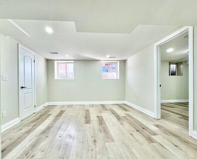 Building Photo - 12 Fernwood Crescent