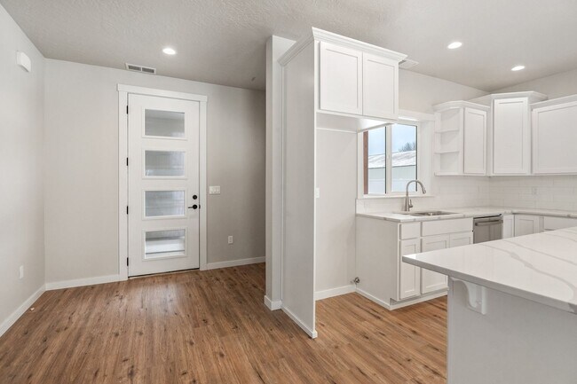 Building Photo - Luxury living in Coeur d'Alene's newest ga...