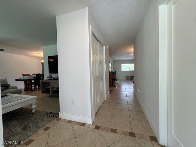 Building Photo - 858 Rose Way