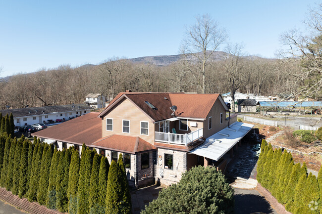 Building Photo - B&B Lounge