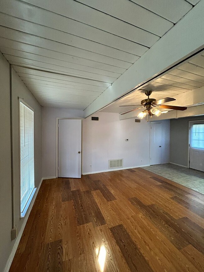 Building Photo - Charming Duplex with Modern Amenities in T...
