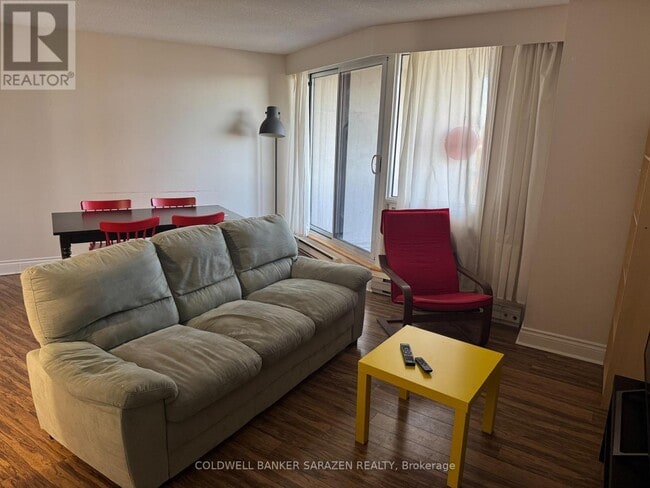 Photo du bâtiment - 900 Dynes Rd