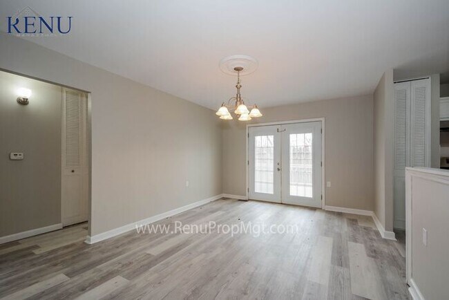 Building Photo - 3 Bedroom 2 Bath ! With Updated Kitchen an...