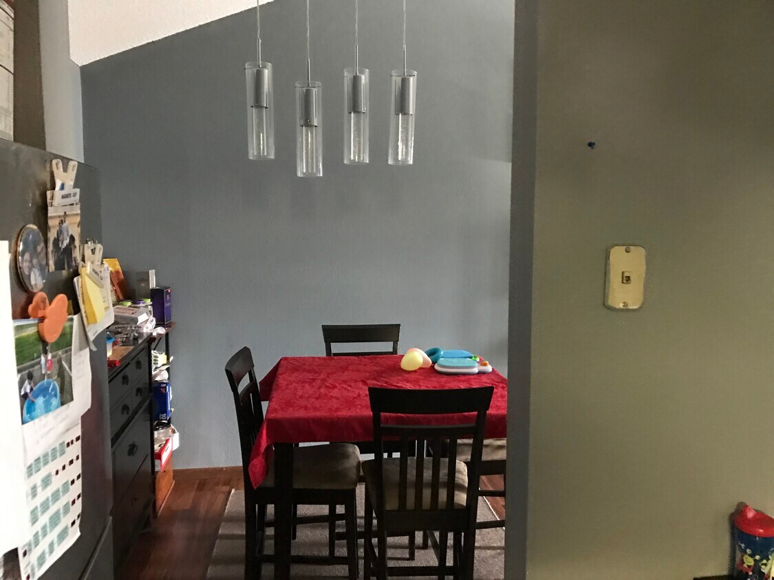 Dinning area in living room - 3850 Plymouth Boulevard