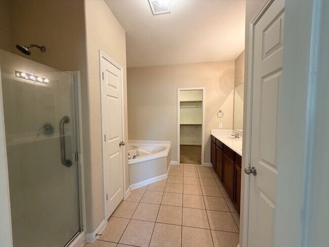 Building Photo - 1806 Sable Wood Dr