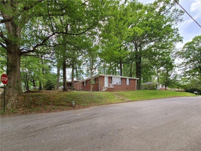 Foto del edificio - 3225 Forrest Hills Dr SW