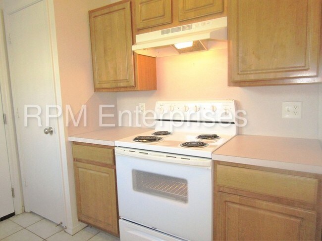 Building Photo - 2 bed 2 full bath cozy living just for you