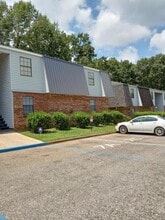 Building Photo - 300 Apache Dr