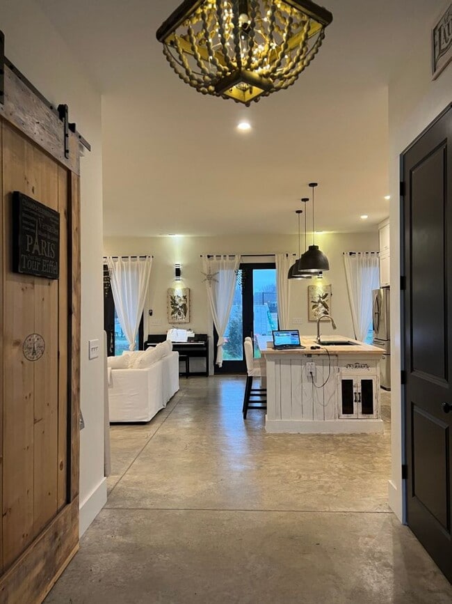 Building Photo - Exclusive Golf & Country Club Living