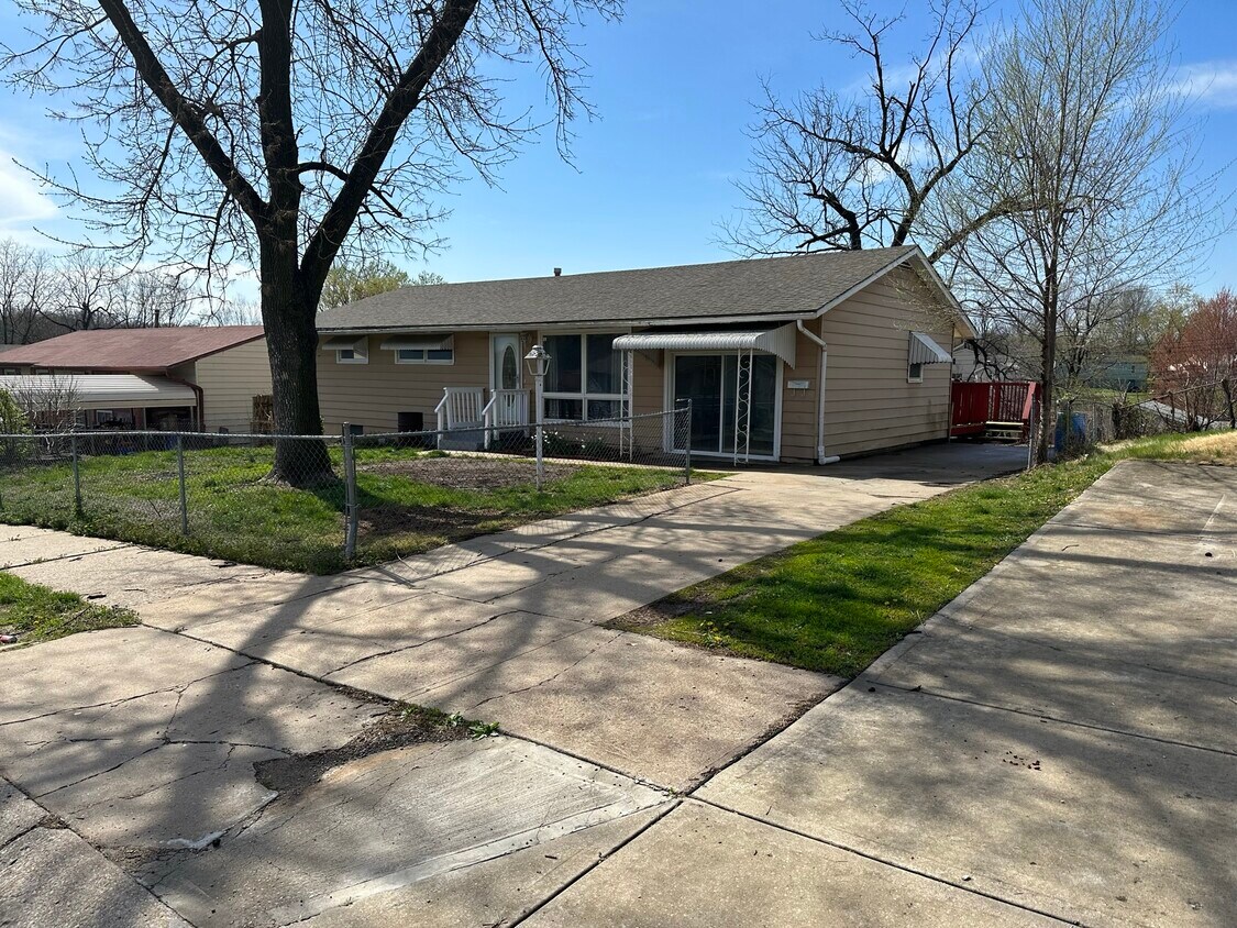 Primary Photo - 4816 E 40th Terrace