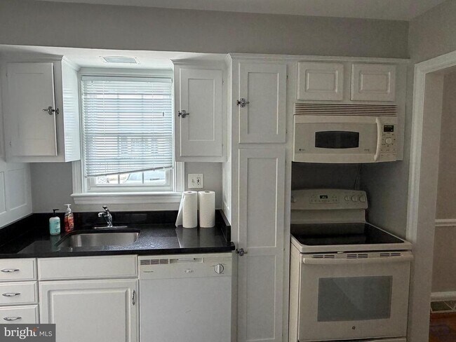 Foto del edificio - 4905 Montgomery Ln