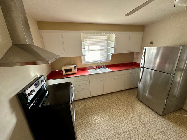 Building Photo - 2 Bedroom 1 Bath Near Chesapeake Square Area
