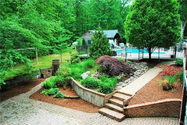 Foto del edificio - Large Walkout Basement Apartment w/ Pool