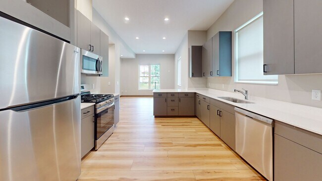 Building Photo - Remodeled 10 Bedroom House in Dinkytown!