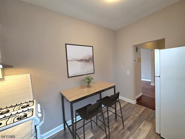 Foto del edificio - 579 Belleville Ave