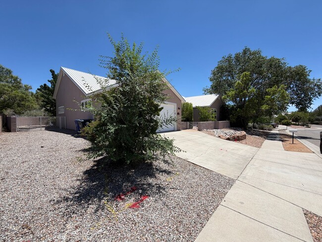 Foto del edificio - Beautiful 3 Bedroom Single Story Custom Home Plus Office Available Near Tramway Blvd NE & I-40!