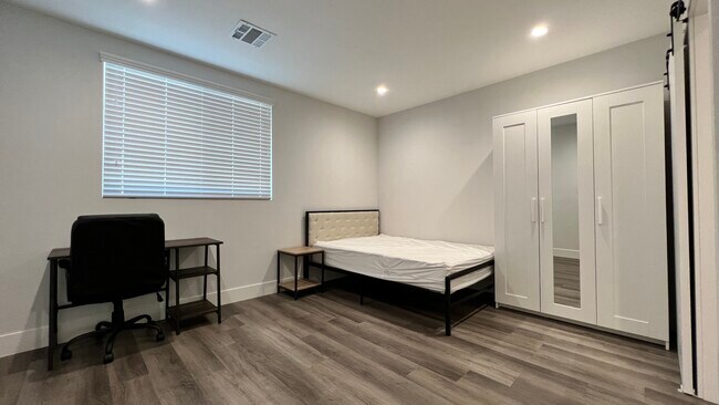 Foto del edificio - 1530 W 37th St -- Housing near USC/Ktown